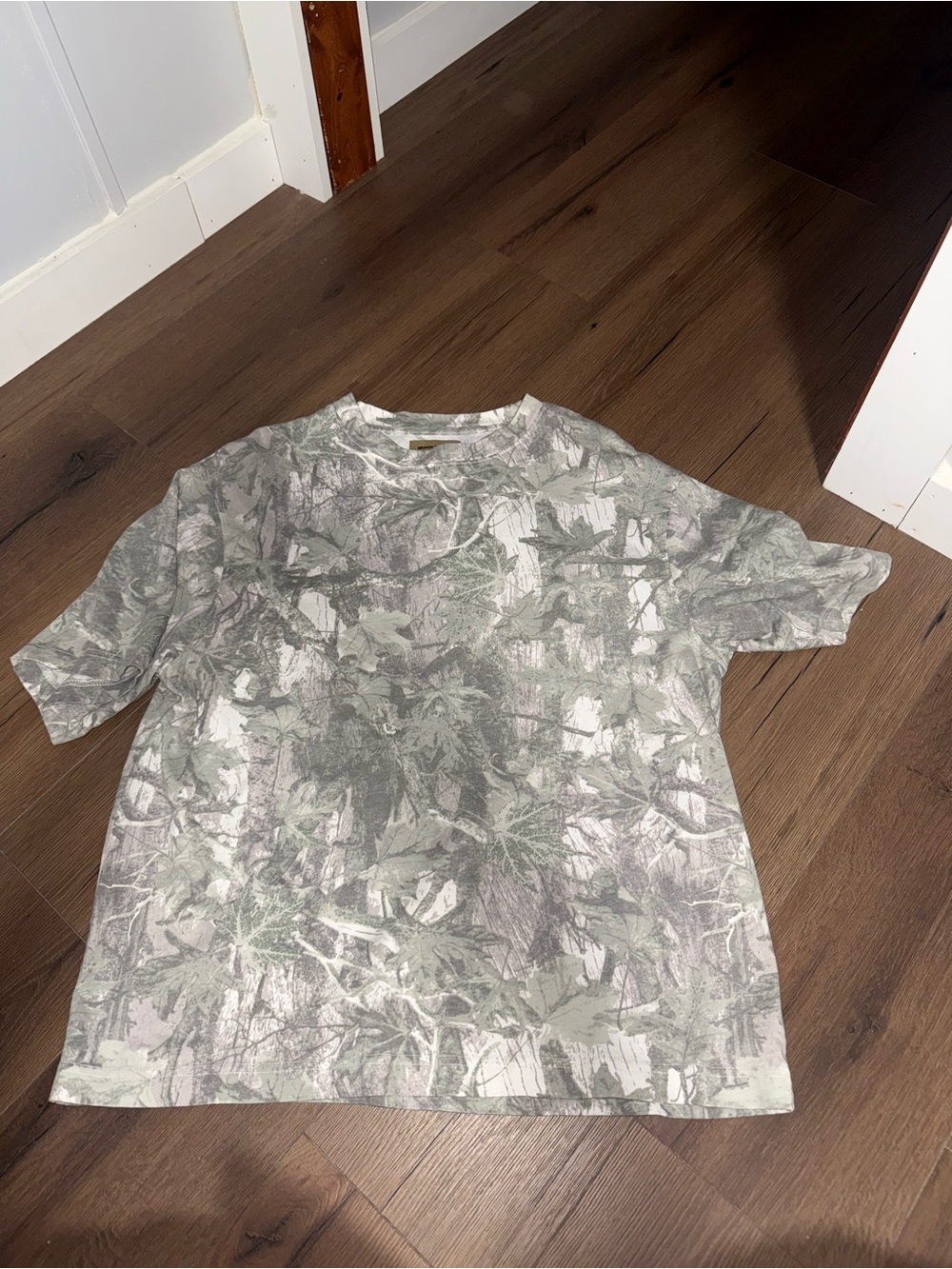 Men's Short Sleeve Crewneck Tee in Gray Green Camouflage
